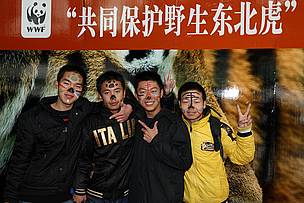 A group of students show their enthusiasm for tiger conservation in China. / ©: Liu Yi/WWF-China / ©: Liu Yi/WWF-China