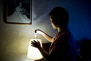 A Chinese woman inserts a low-energy light bulb in her home in Shanghai.
© Brent Stirton / Getty Images / WWF-UK
© Brent Stirton / Getty Images / WWF-UK